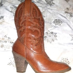 Woman's cowboy boots size 6